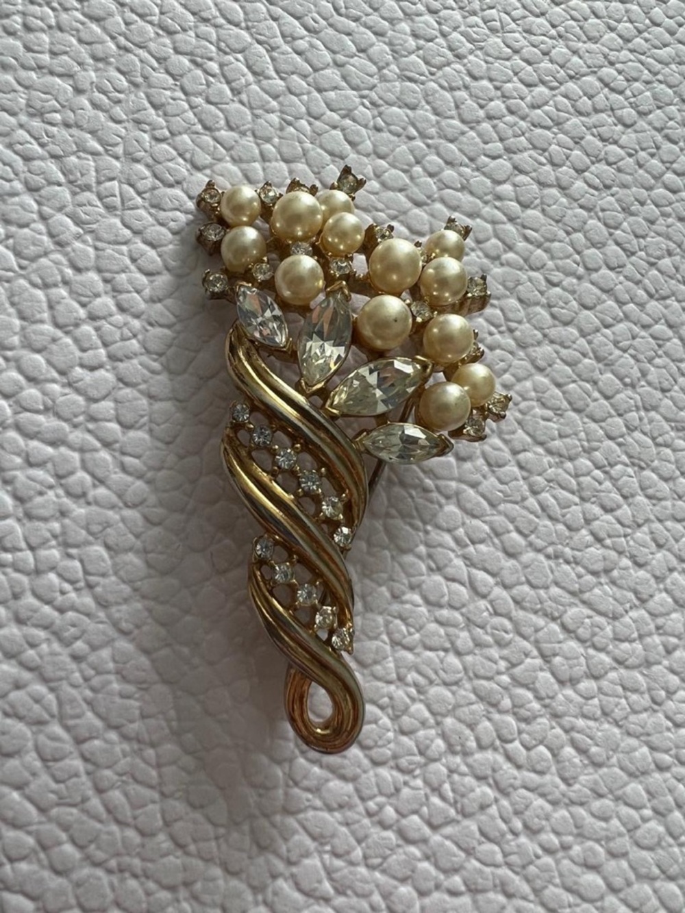 Vintage Trifari Alfred Philippe 1952 Pat. Pend. Faux Pearl Rhinestone Pin Brooch - Picture 2 of 9